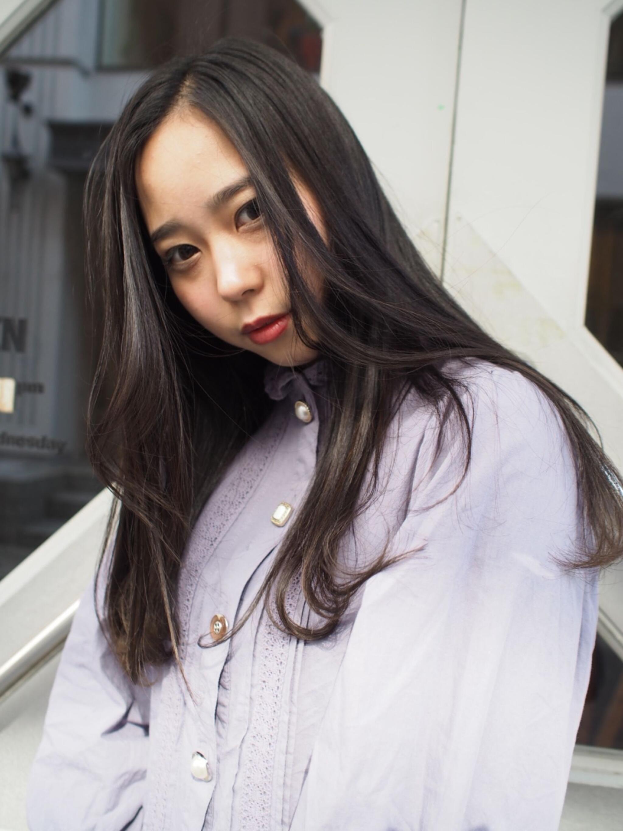 ストレートセミロングステップボーンカット