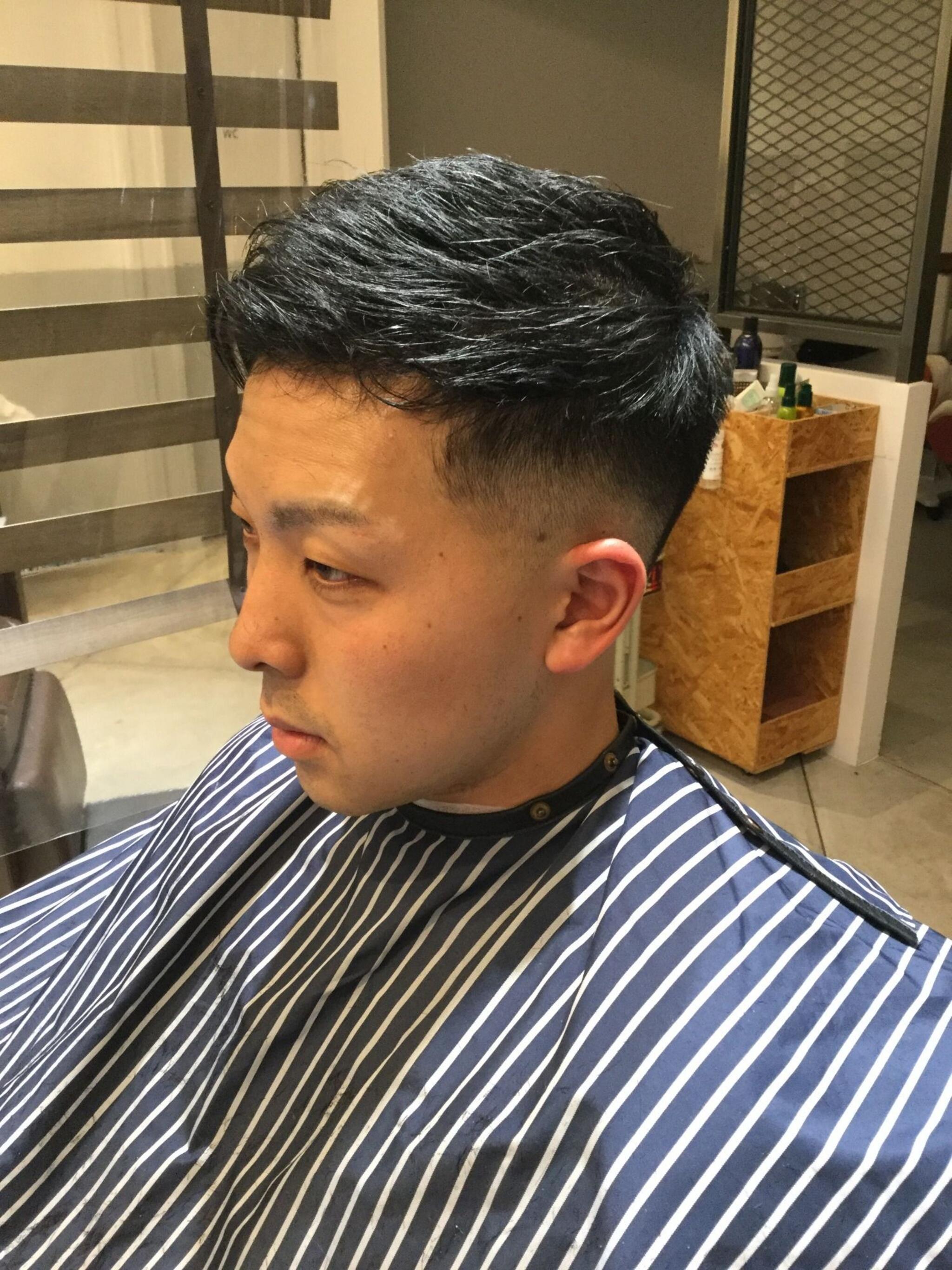 サイドグラデーションアップバングフェードスタイル