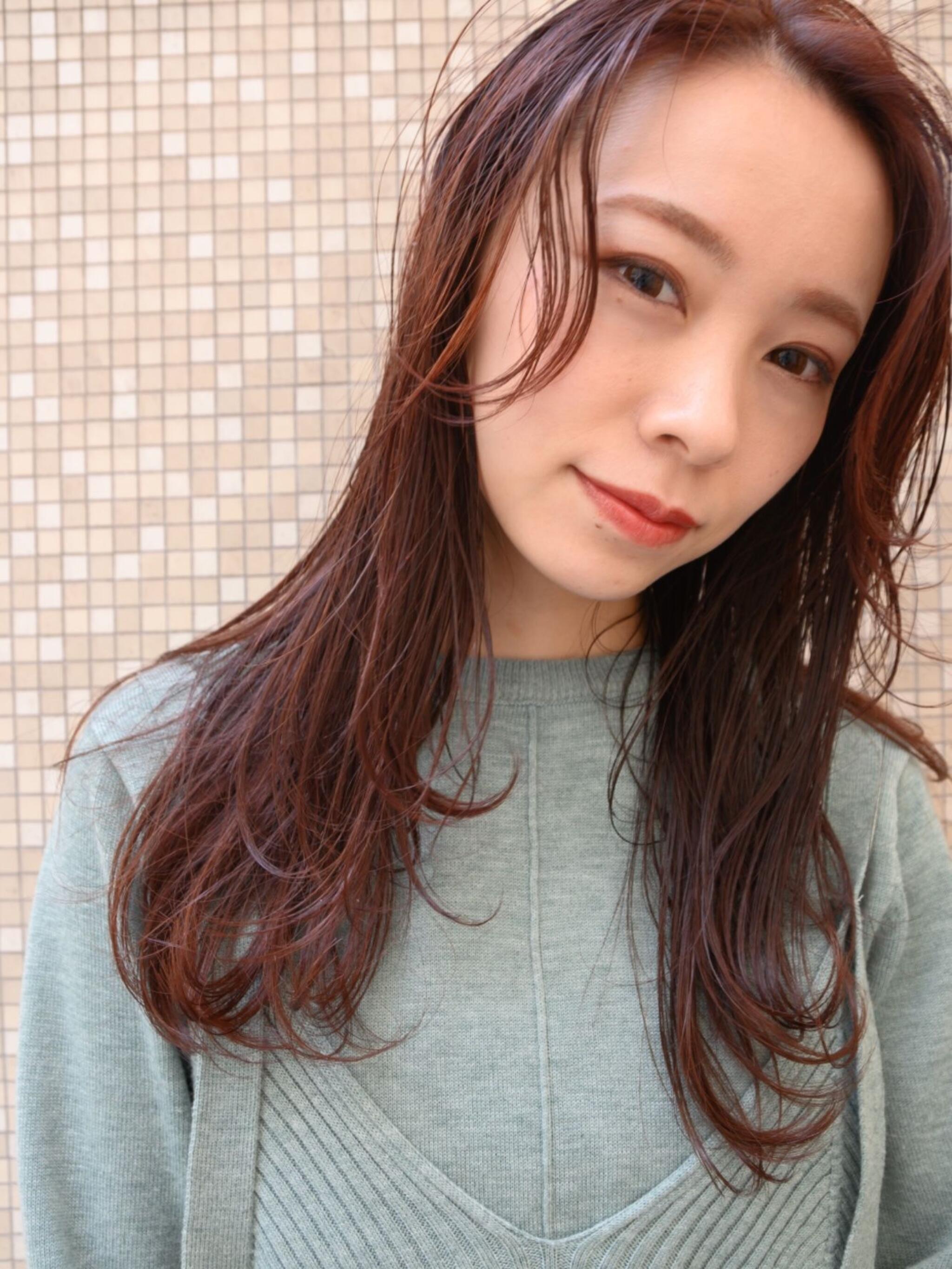 大人ピンクとナチュラルロングヘア