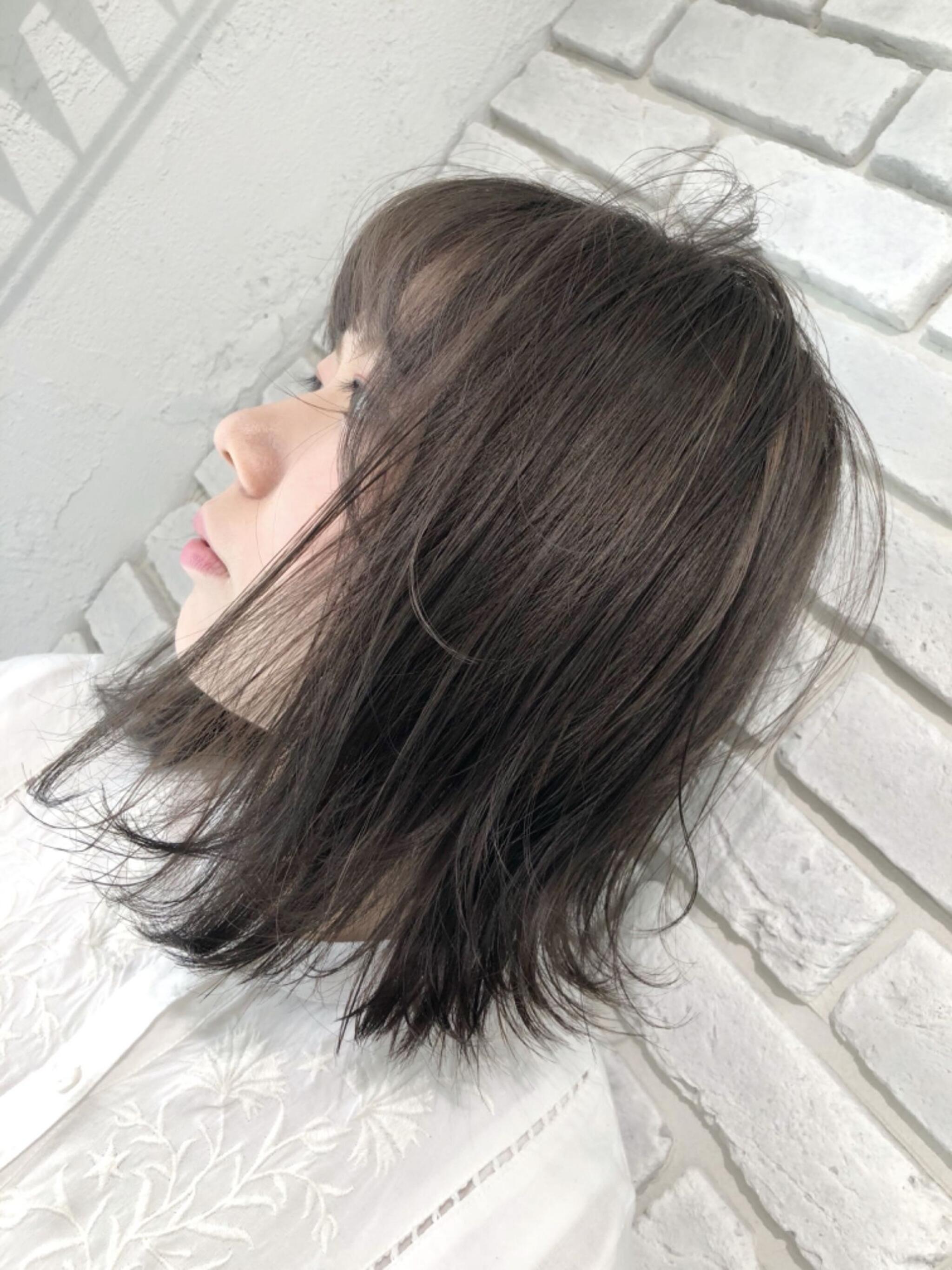 ミディアムヘアに透明感グレージュ♪
