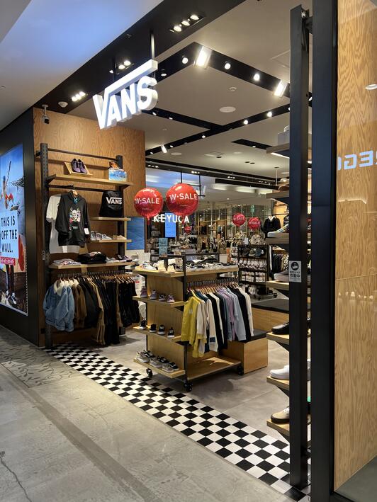 VANS MARK ISみなとみらい店 - 横浜市西区みなとみらい/靴店
