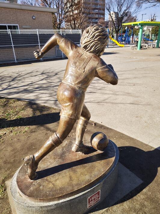 吹き飛んだ銅像 ファイル:Sakaiminato Mizuki Shigeru Road Takaonna Statue 1