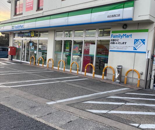 近所のファミマ The smallest FamilyMart in Japan is so small, what's this