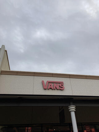 vans outlet woodstock