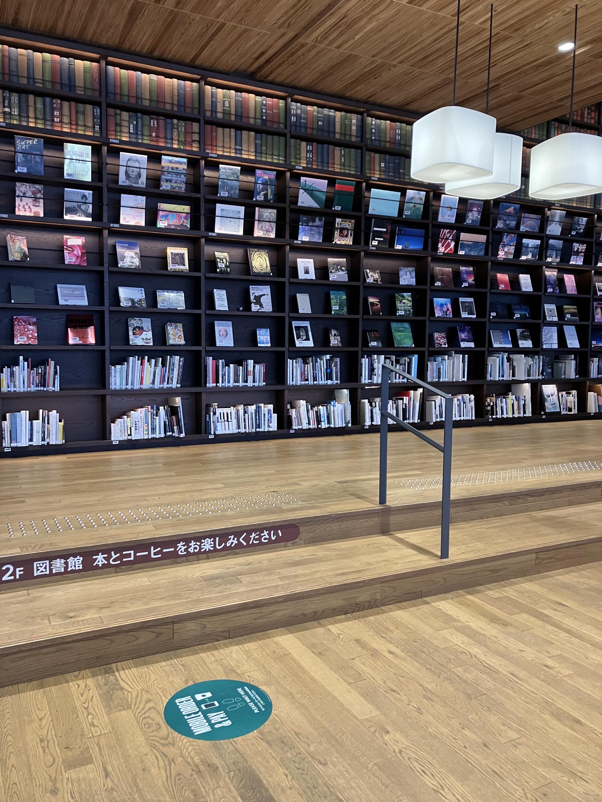 TSUTAYA BOOK 蔦屋書店 周南市立徳山駅前図書館の代表写真1