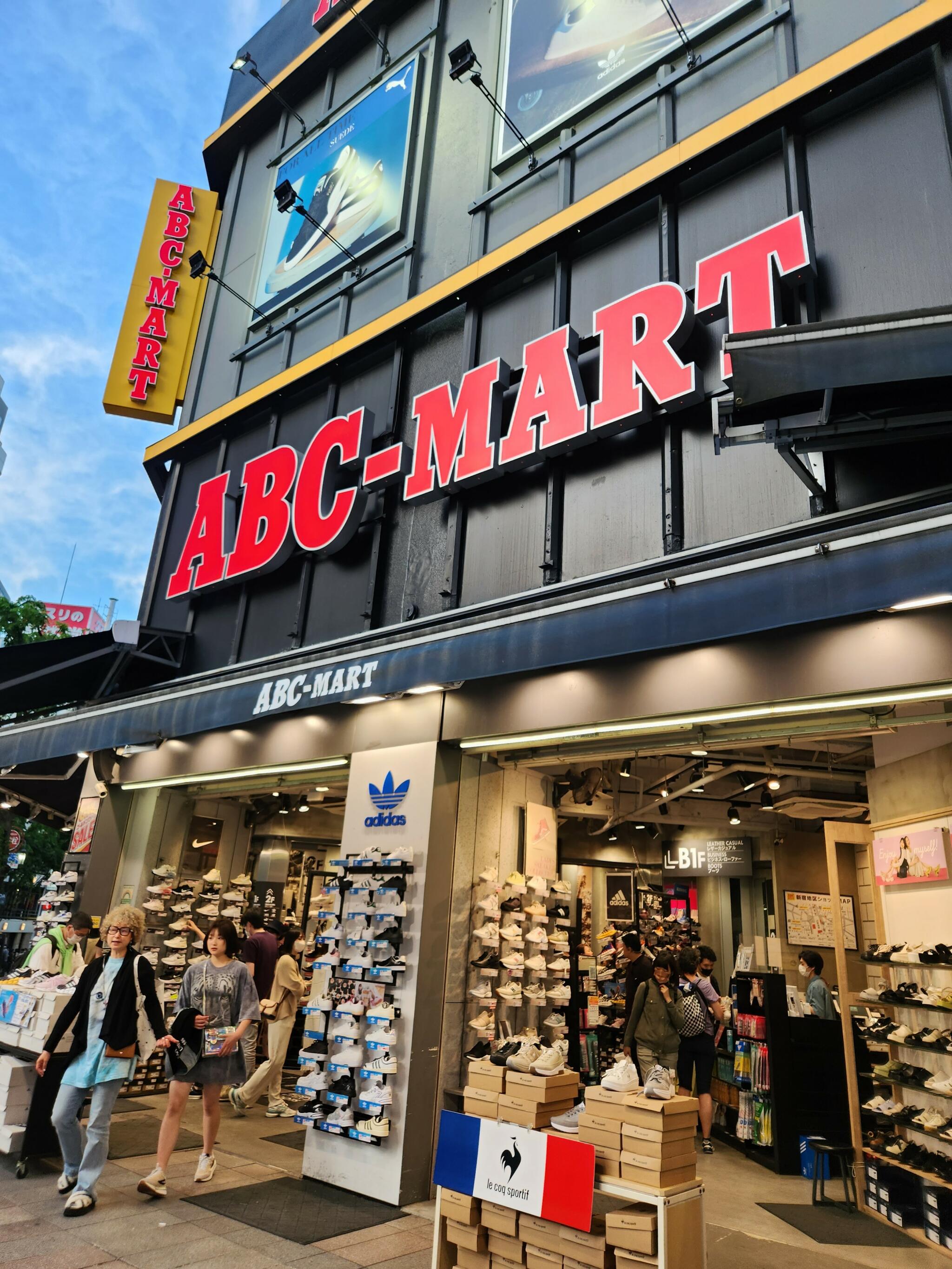 ABCマート 新宿本店の代表写真6