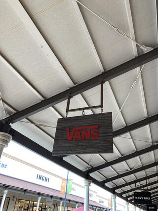 vans outlet woodstock