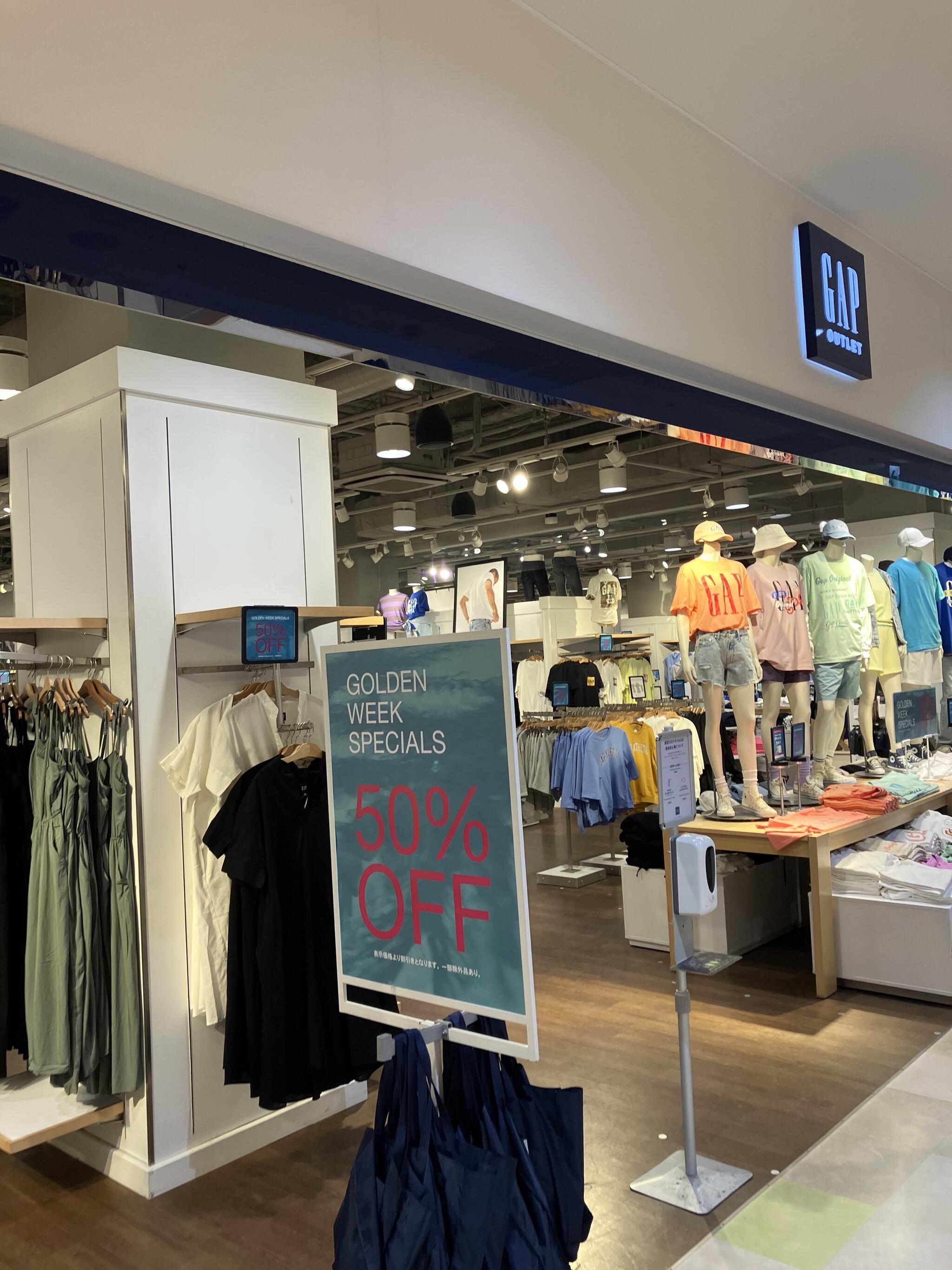 GAP Outlet 島忠ホームズ草加舎人店の代表写真8