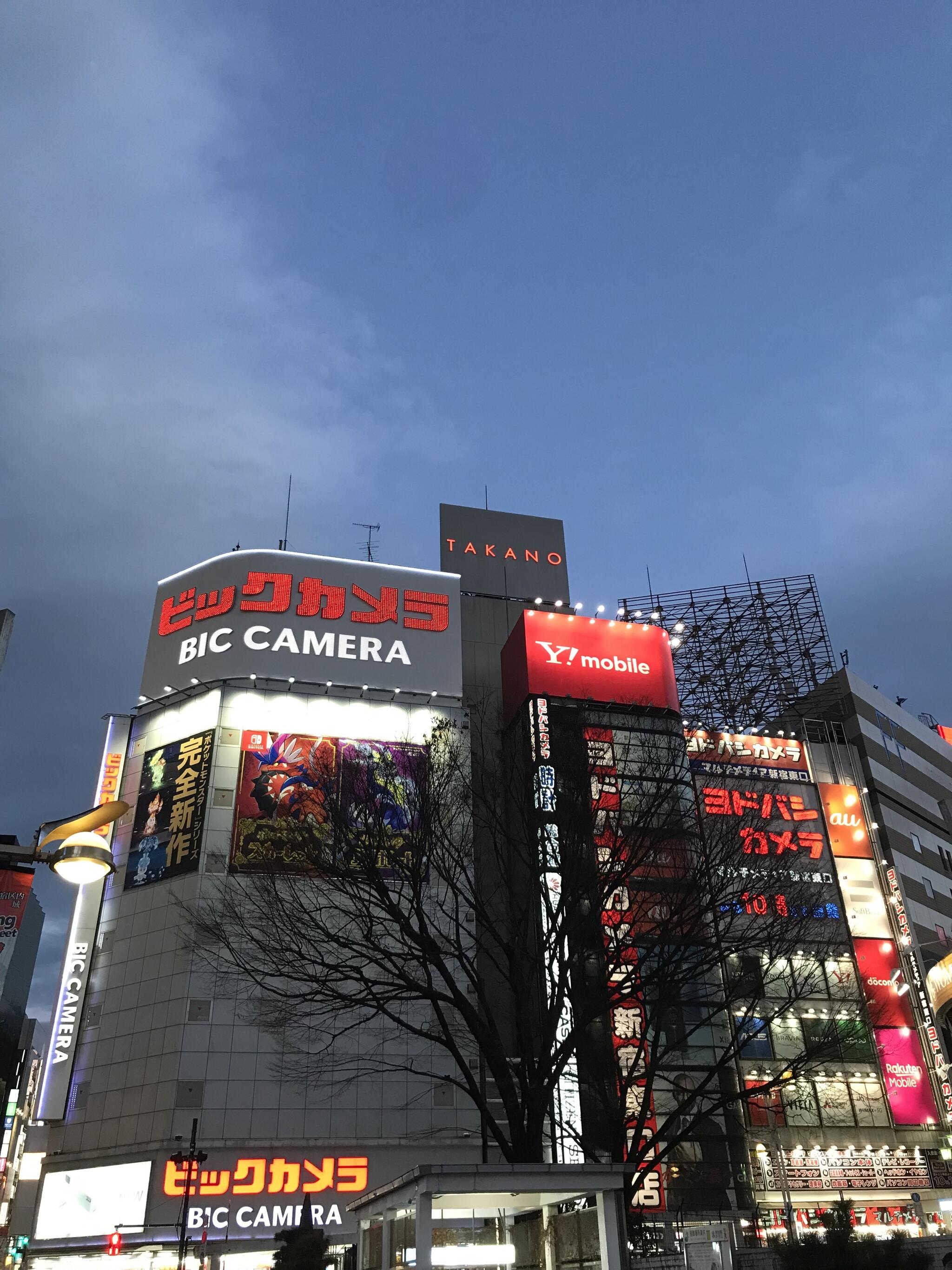 新宿 トップ 駅前 時計 ビックカメラ