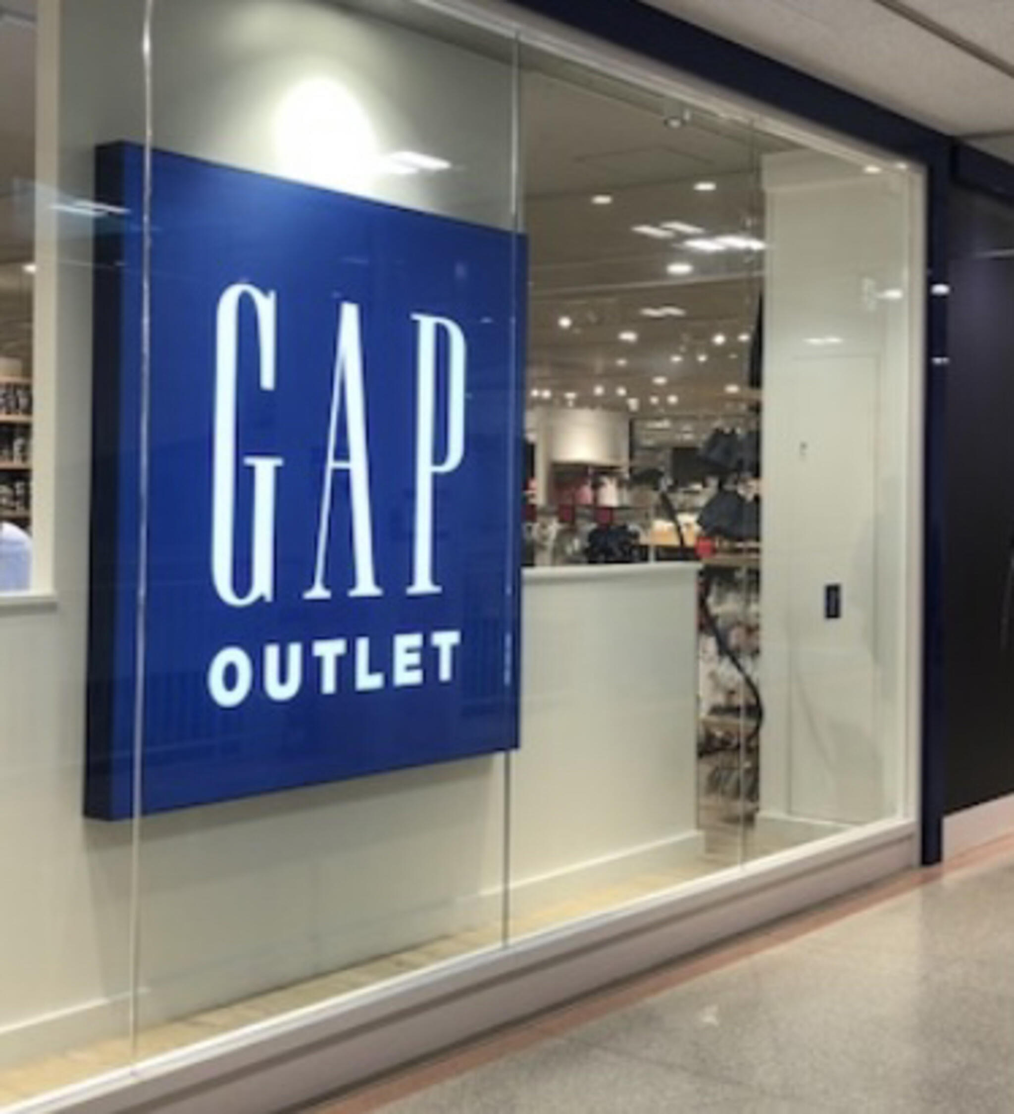 GAP Outlet 島忠ホームズ草加舎人店の代表写真9