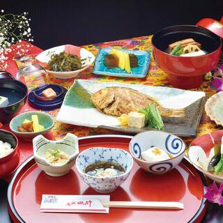 琉球料理と琉球舞踊 四つ竹 久米店の写真24