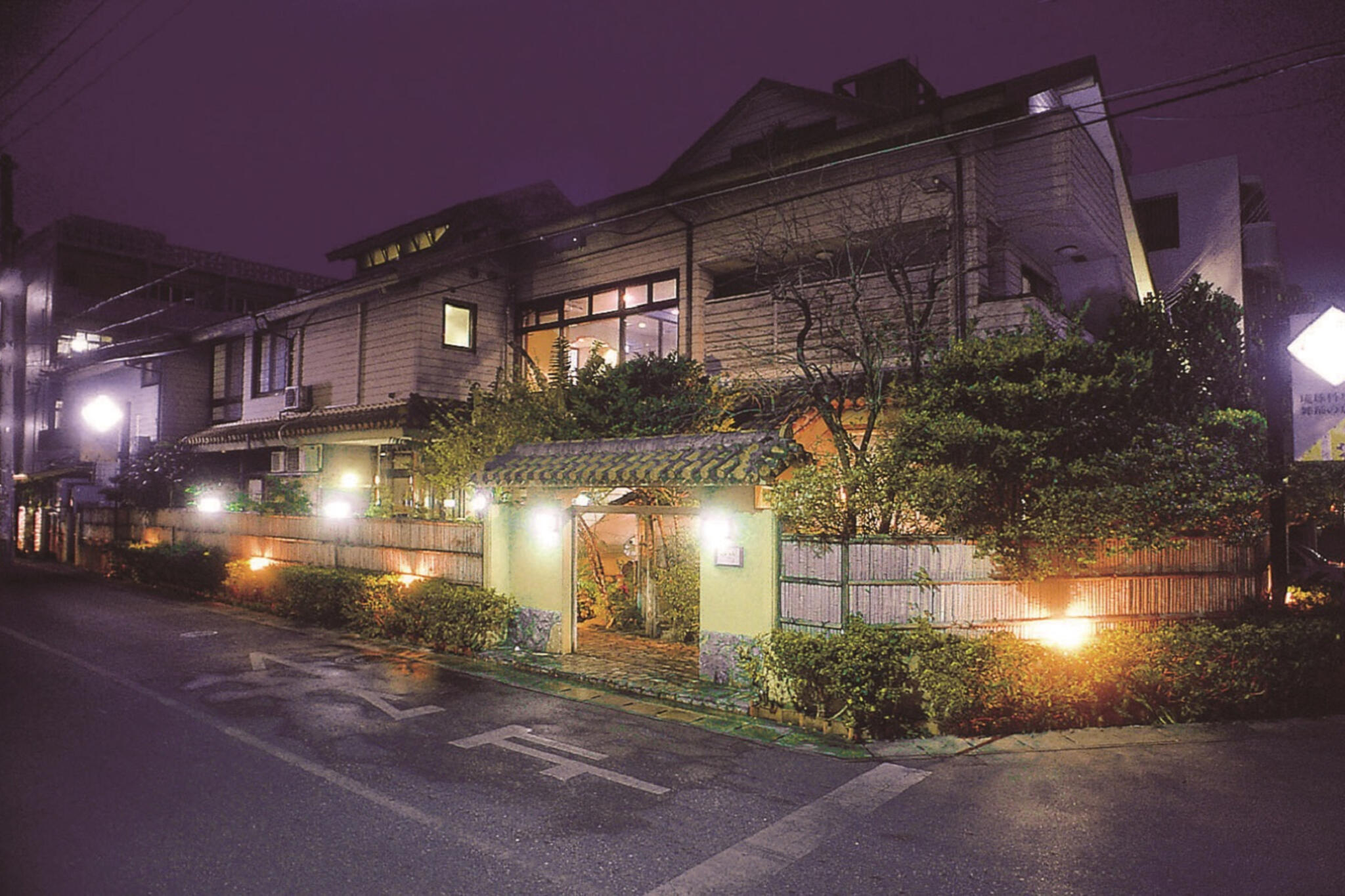 琉球料理と琉球舞踊 四つ竹 久米店の代表写真6