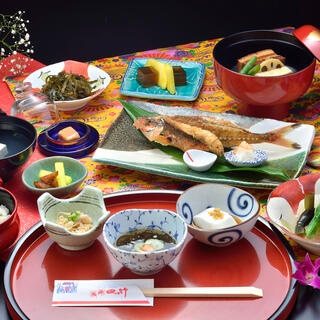 琉球料理と琉球舞踊 四つ竹 久米店の写真1