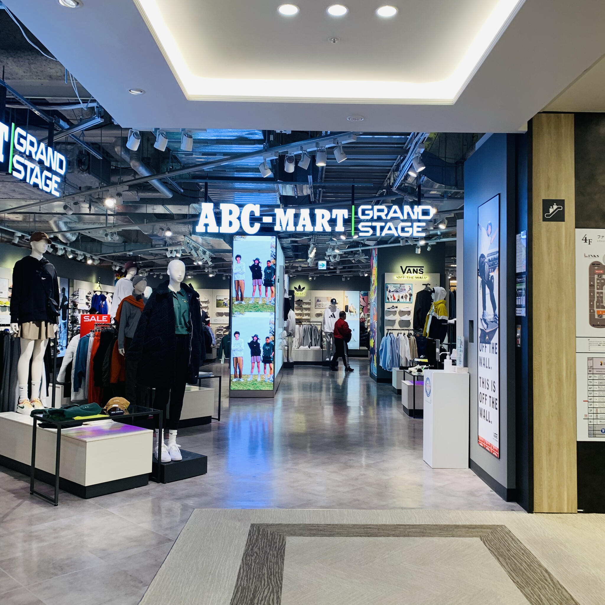 ABCマート GRAND STAGE LINKS UMEDA店 - 大阪市北区大深町/靴店 