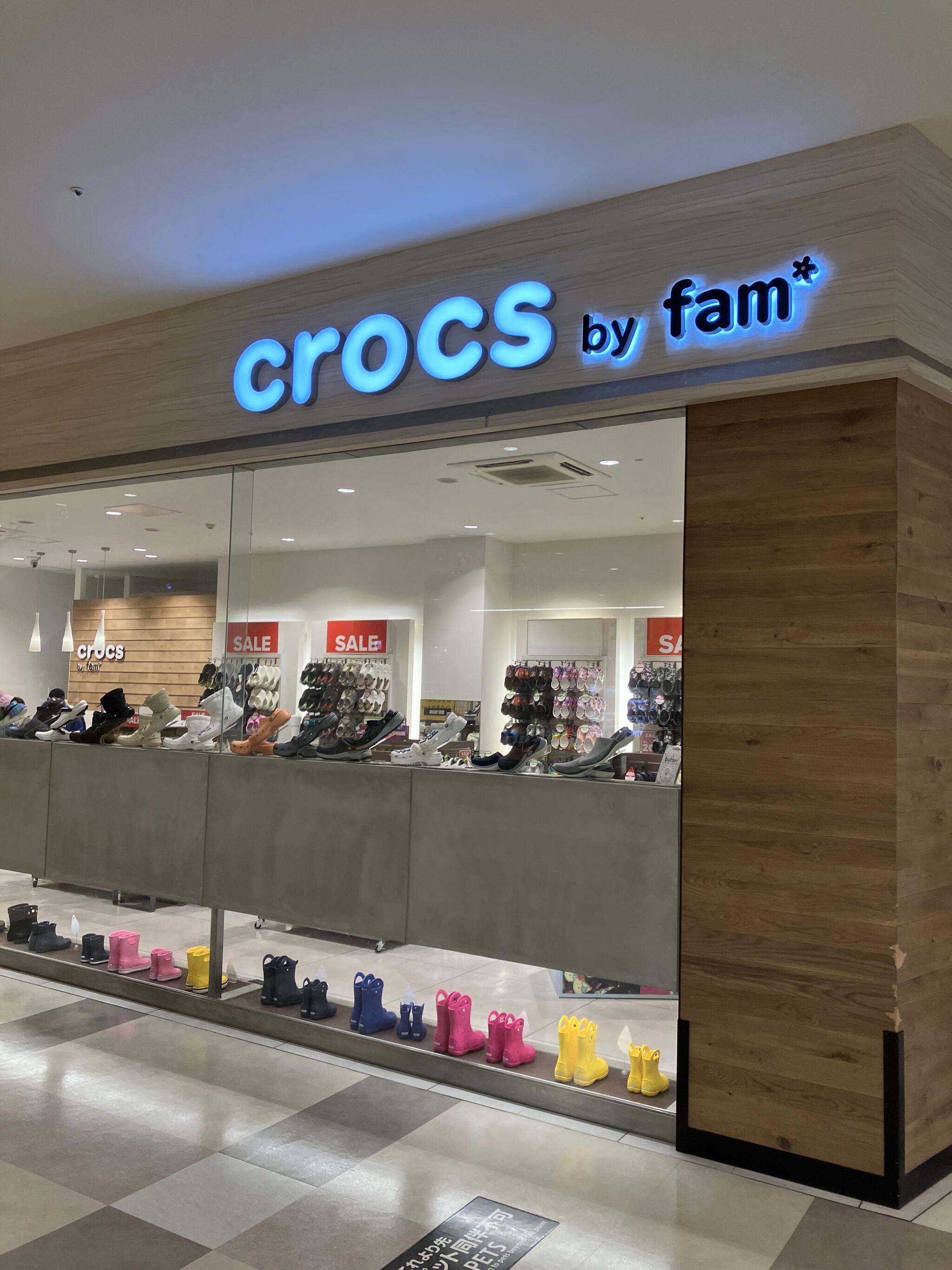 Crocs 2024 queensbay mall