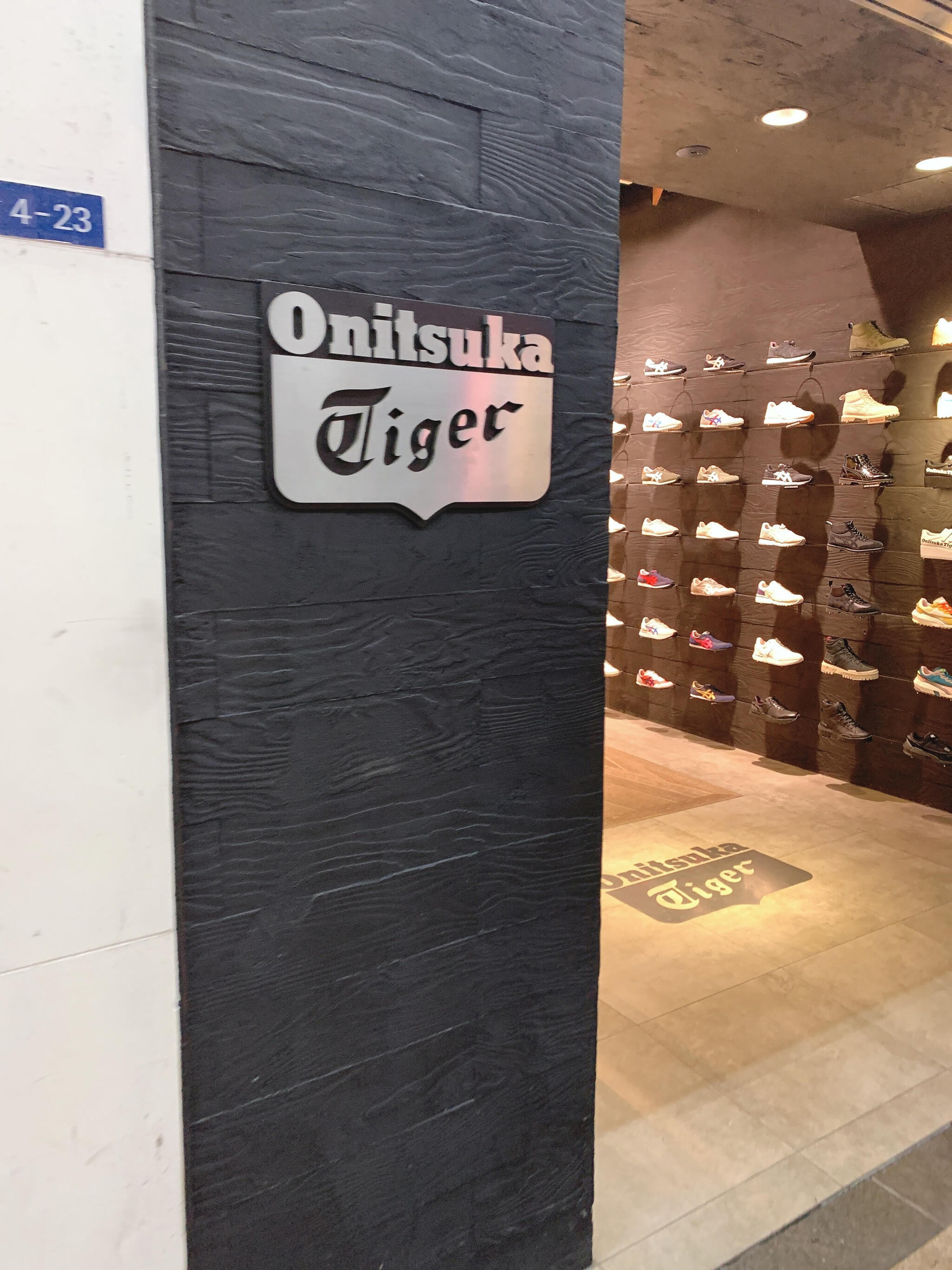 Onitsuka tiger elante store mall