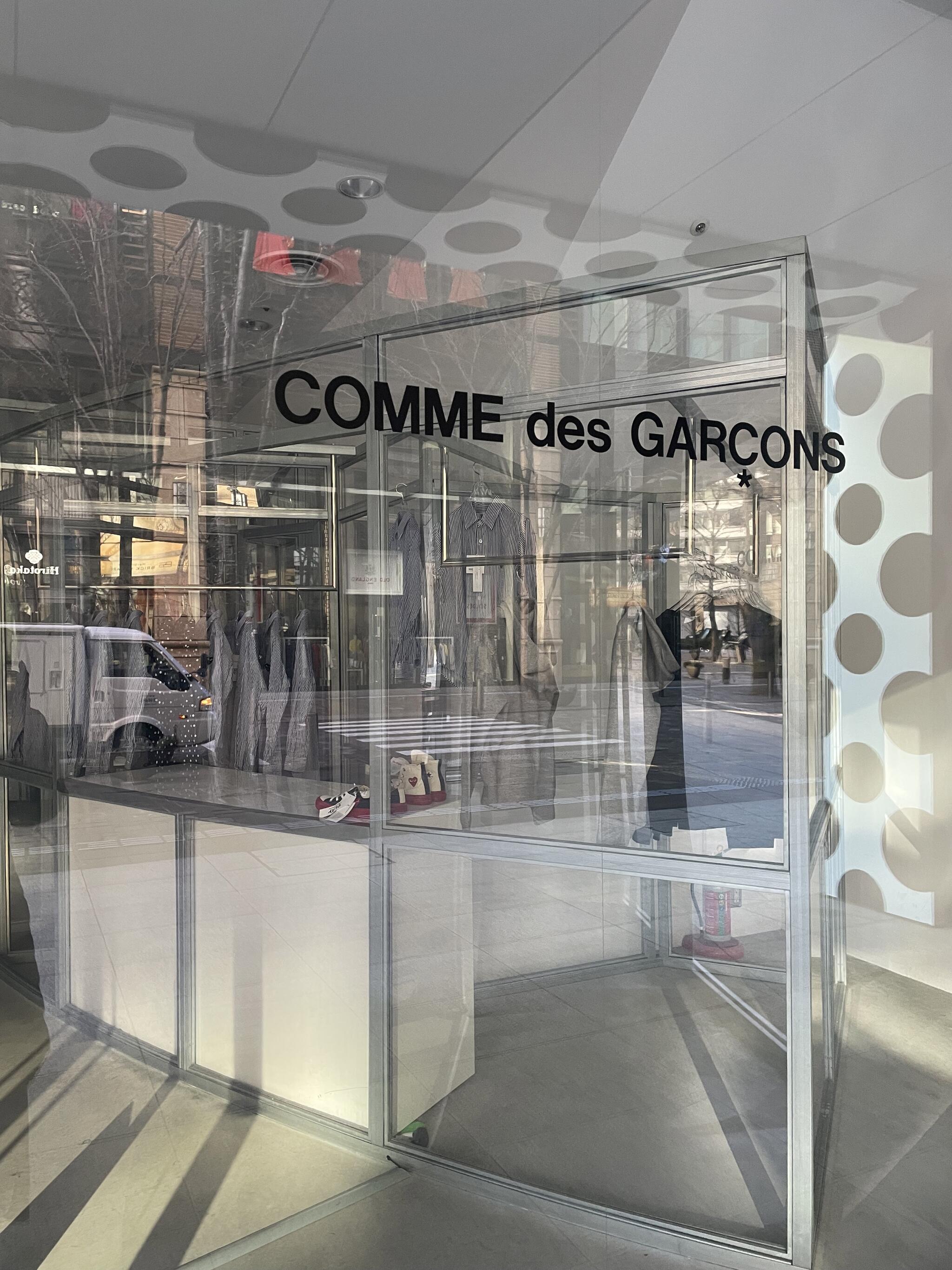 Comme des gar?ons shop paris outlet logo