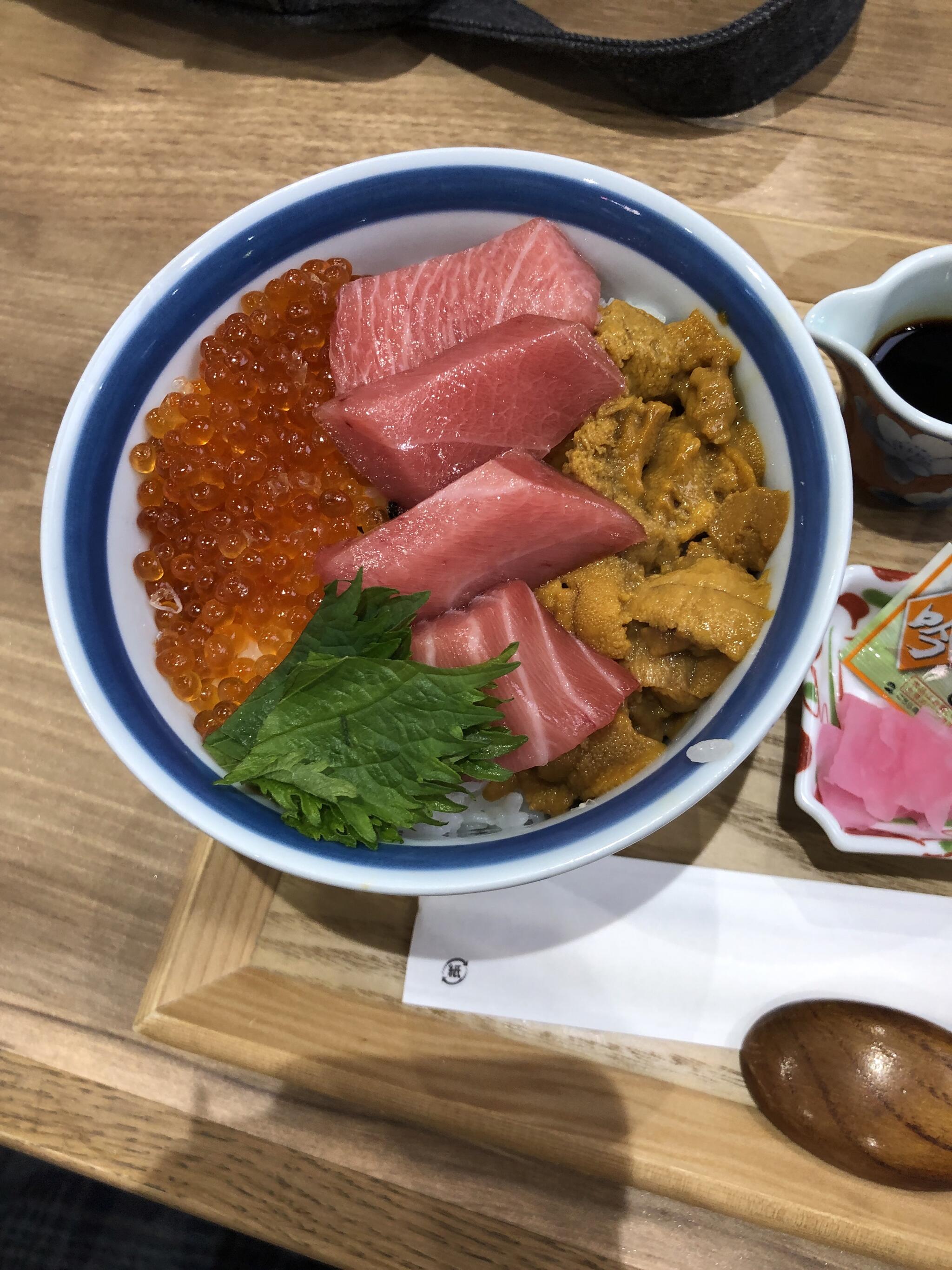 クチコミ : 海鮮丼 角島魚心 THE OUTLETS KITAKYUSHU店 - 北九州市八幡東区東田/海鮮丼店 | Yahoo!マップ