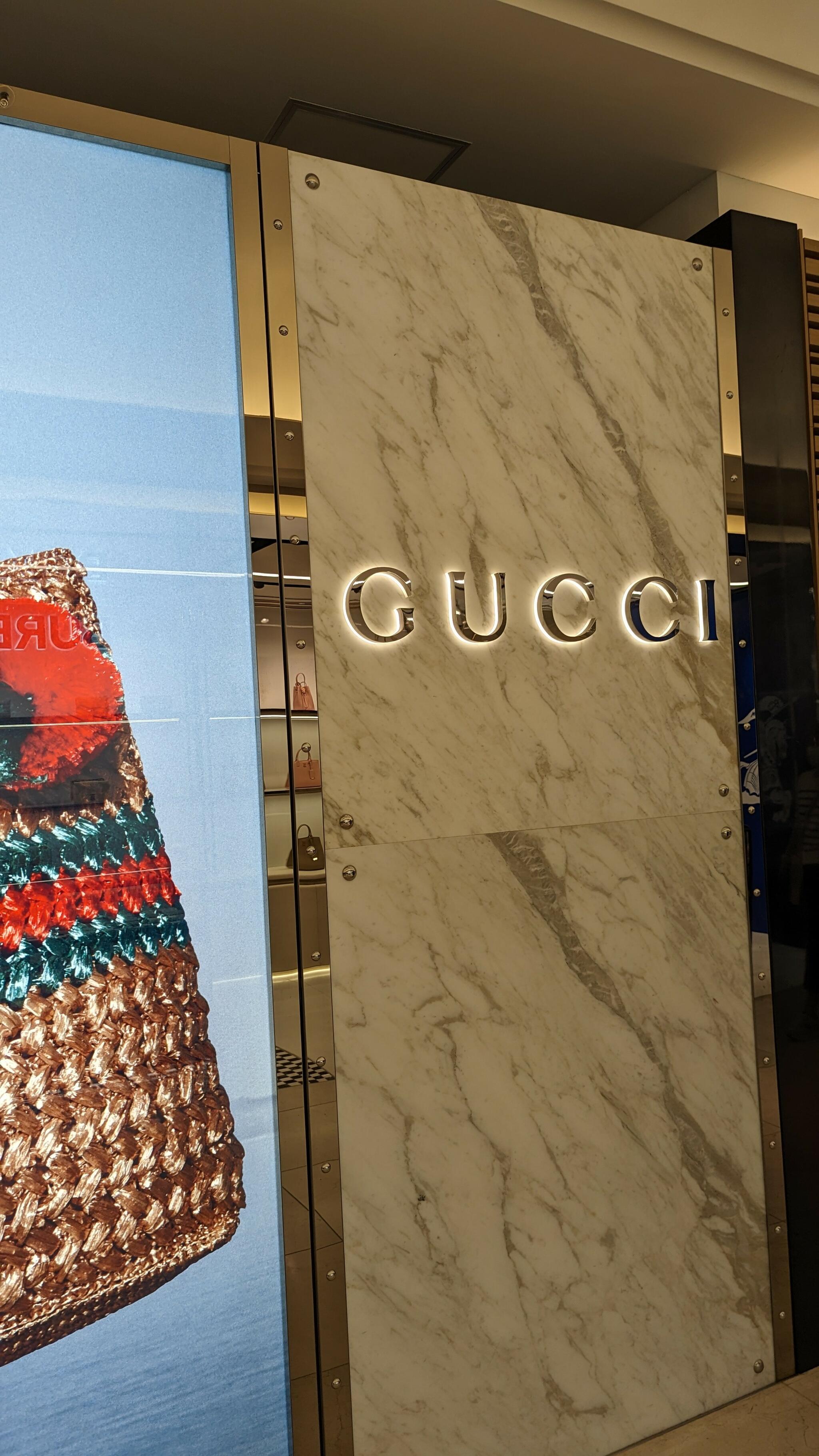 クチコミ : GUCCI 阪急うめだ本店 グッチレザーグッズショップ - 大阪市北区角田町/ハイブランド | Yahoo!マップ