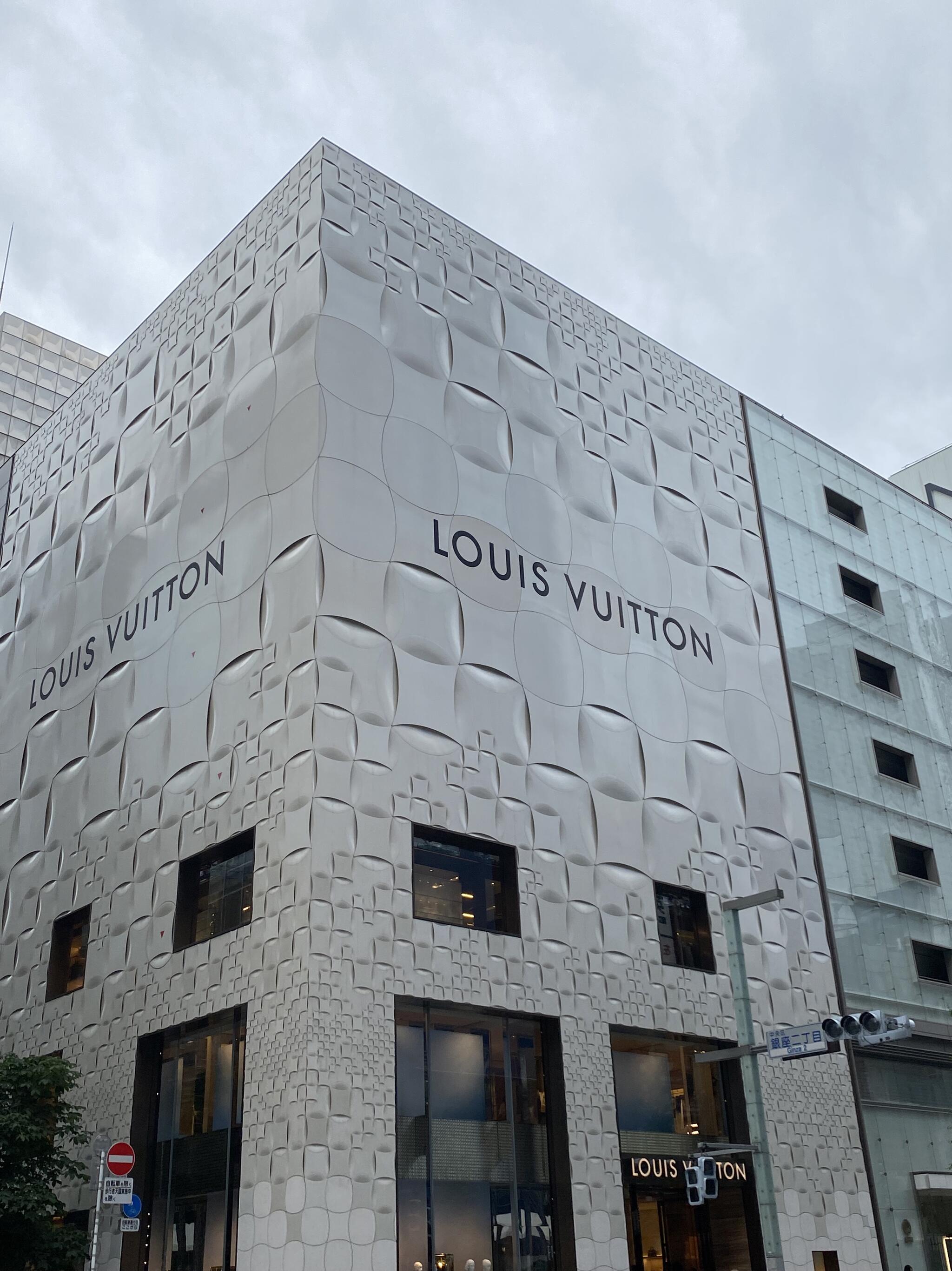 LOUIS VUITTON 銀座並木通り店 - 中央区銀座/ハイブランド | Yahoo!マップ