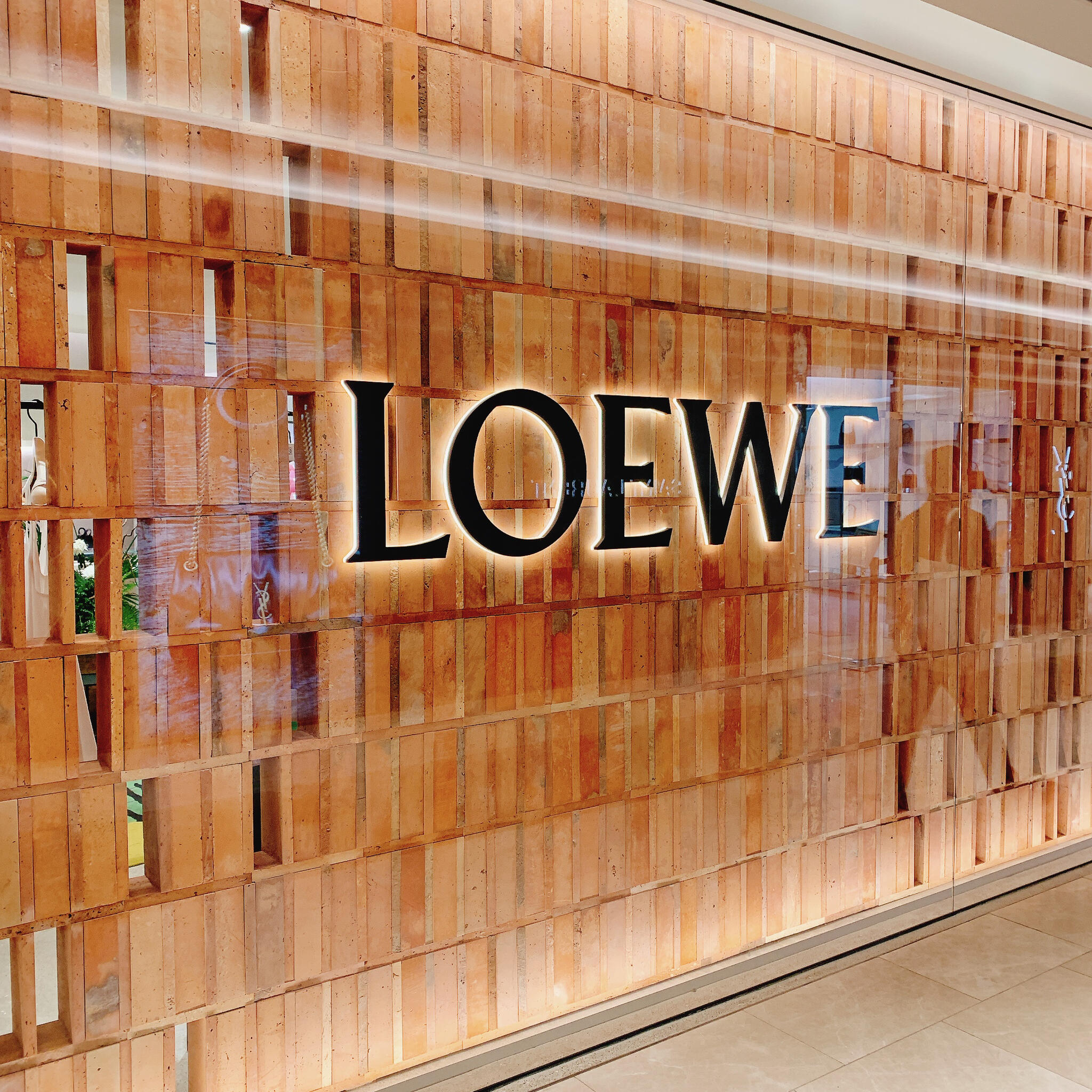 LOEWE Ginza Six - 中央区銀座/ハイブランド | Yahoo!マップ