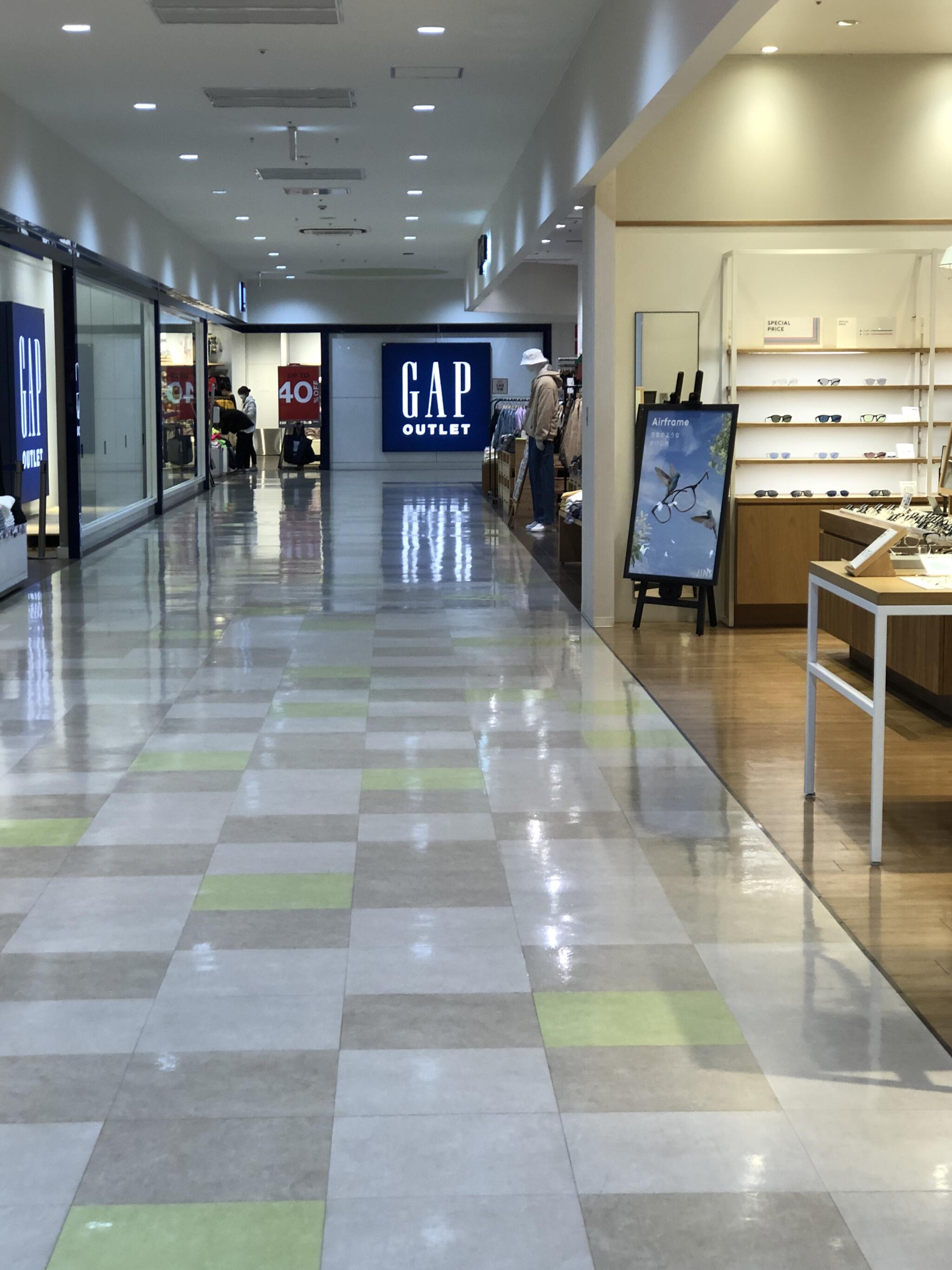 GAP Outlet 島忠ホームズ草加舎人店の代表写真5