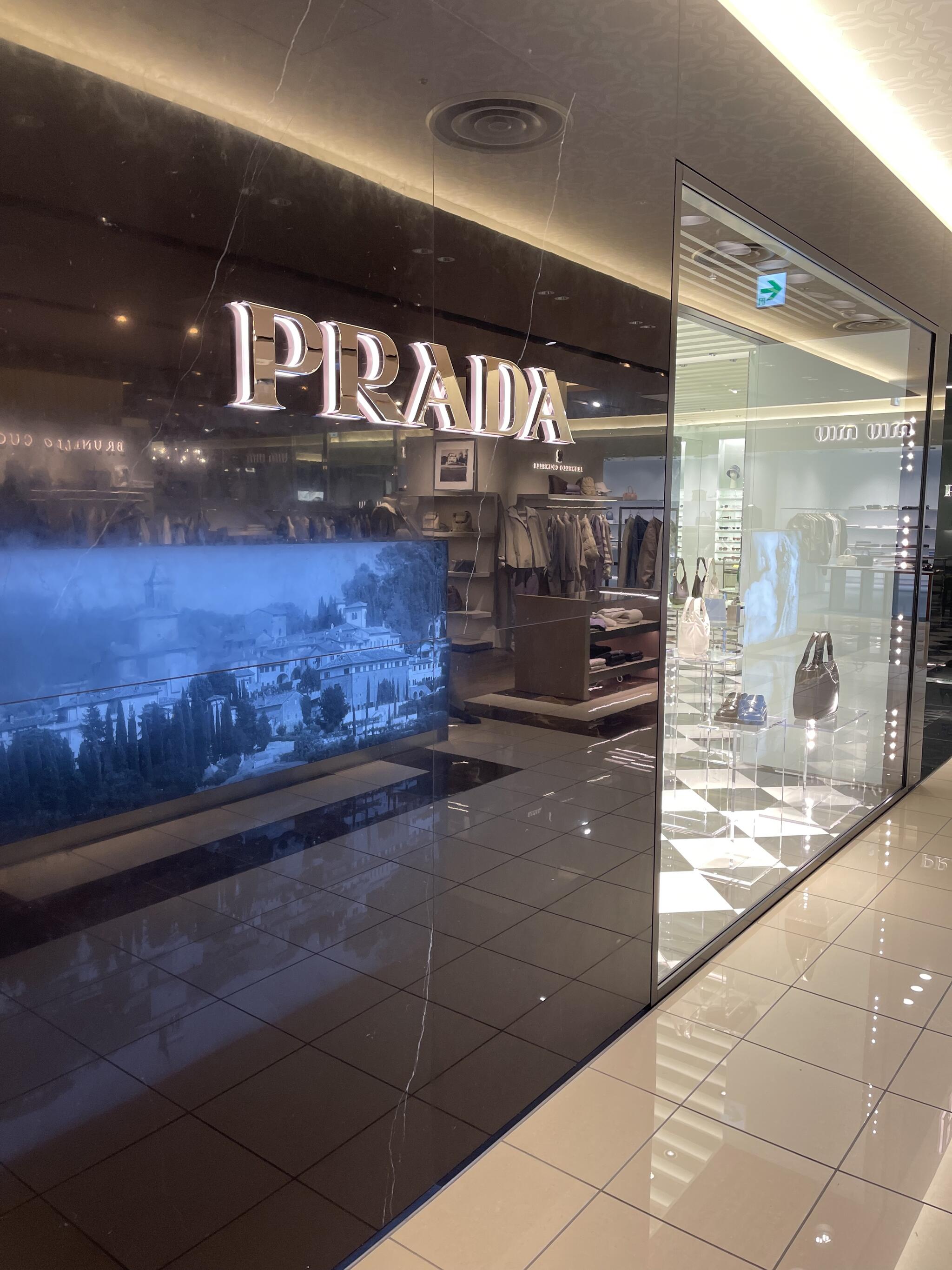 クチコミ : PRADA Daimaru Shinsaibashi - 大阪市中央区心斎橋筋/ハイブランド | Yahoo!マップ