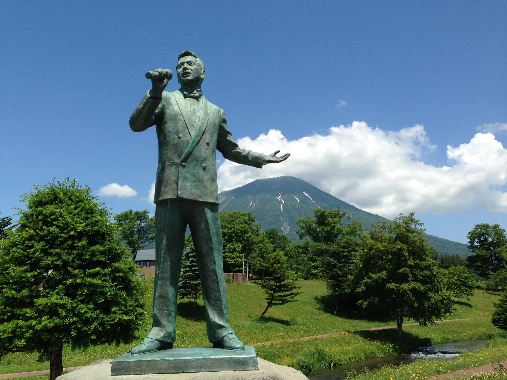 歌う像 細川たかし記念像の代表写真1