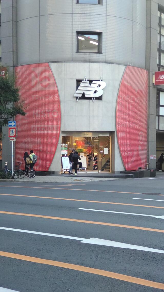 ニューバランス 人気 スニーカー 店舗 大阪