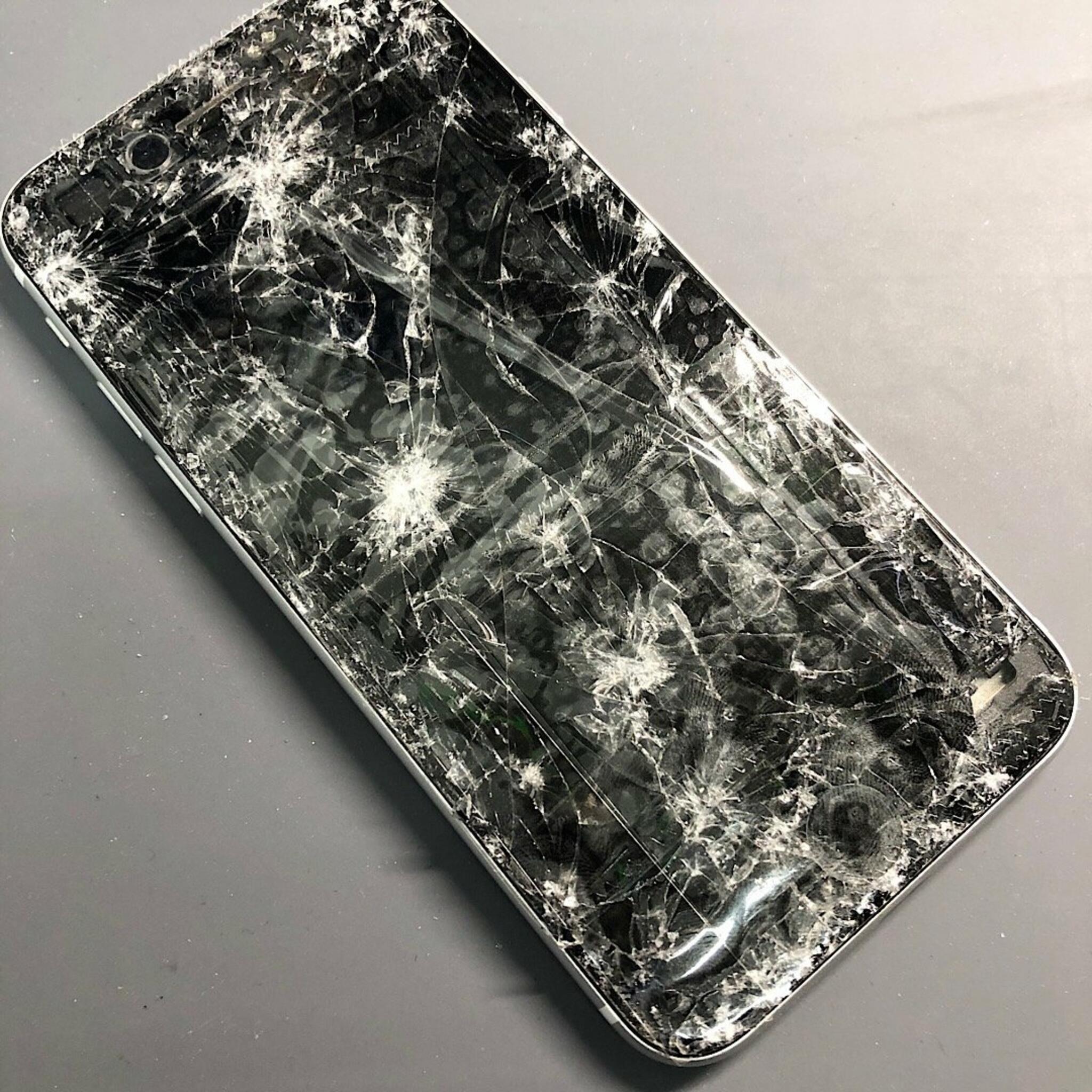 iPhone修理SHOP ままともプラザ町田店からのお知らせ(本日は横浜市からご来店して下さいましたお客様からiPhoneSE2液晶交換を承りました。)に関する写真