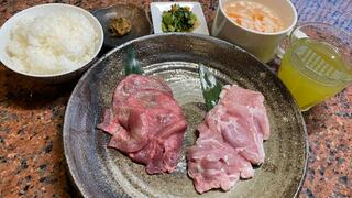 牛タン家 いしろで提供している牛タン＆桜姫鶏合盛り定食 (価格 : 1,880円)