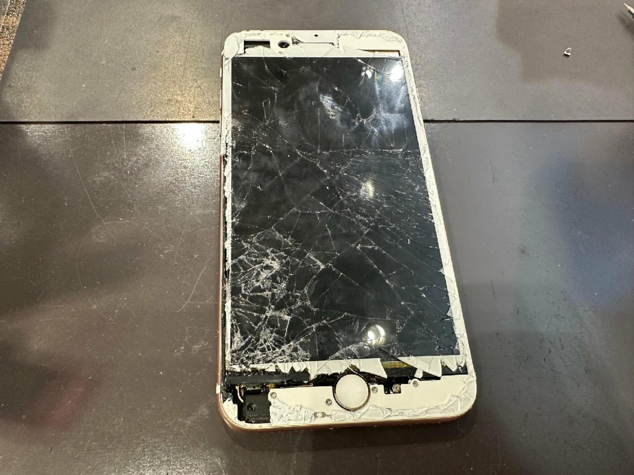 iPhone・iPad・Switch修理店 スマートクール イオンモール広島祇園店からのお知らせ(～割れて取れかけた画面の交換～)に関する写真