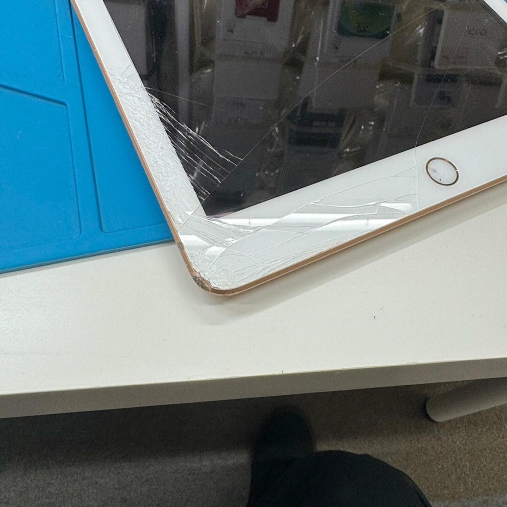 iPhone修理SHOP ままともプラザ町田店からのお知らせ(iPad8 落下破損 パネル交換)に関する写真