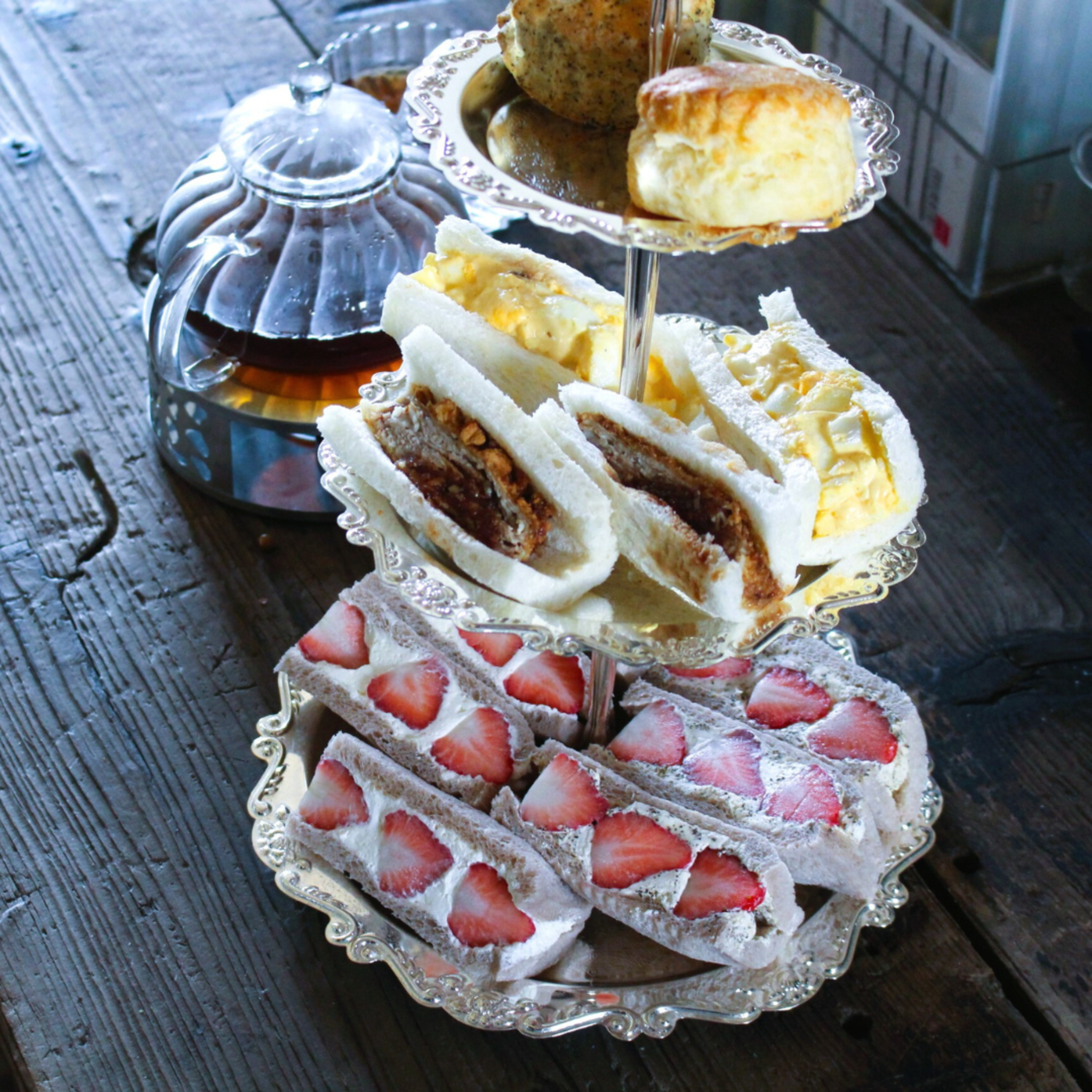 OHISAMAからのお知らせ(アフタヌーンティーで使うケーキスタンドは、主に３つの要素で構成されています。)に関する写真