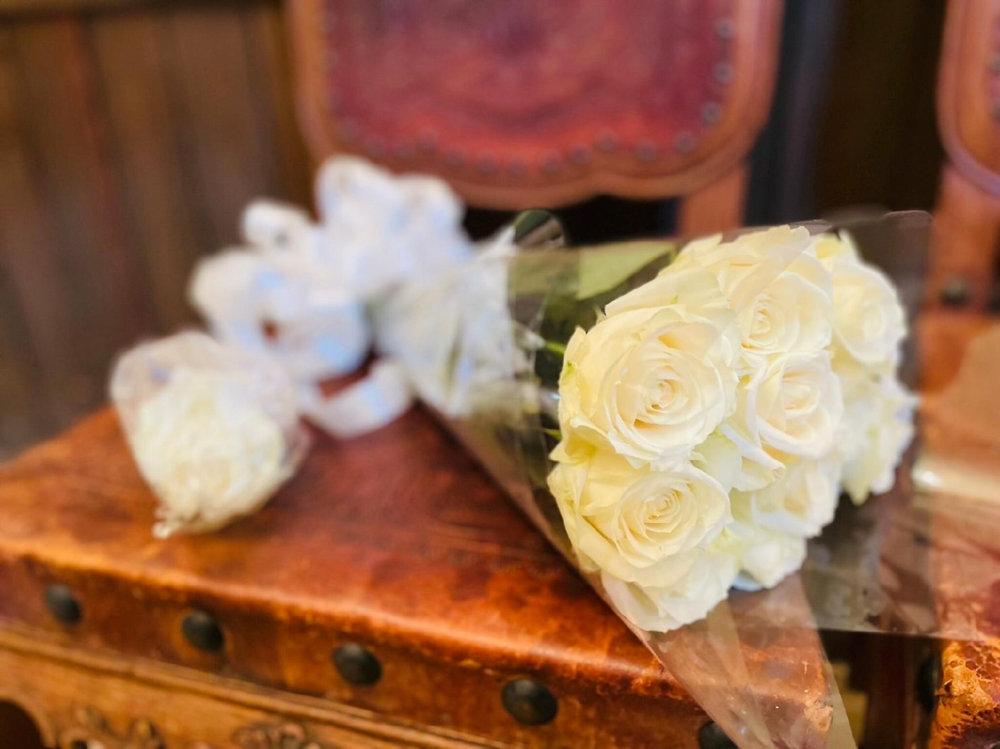 花処　彩季舎からのお知らせ(プロポーズ用の白いバラ)に関する写真