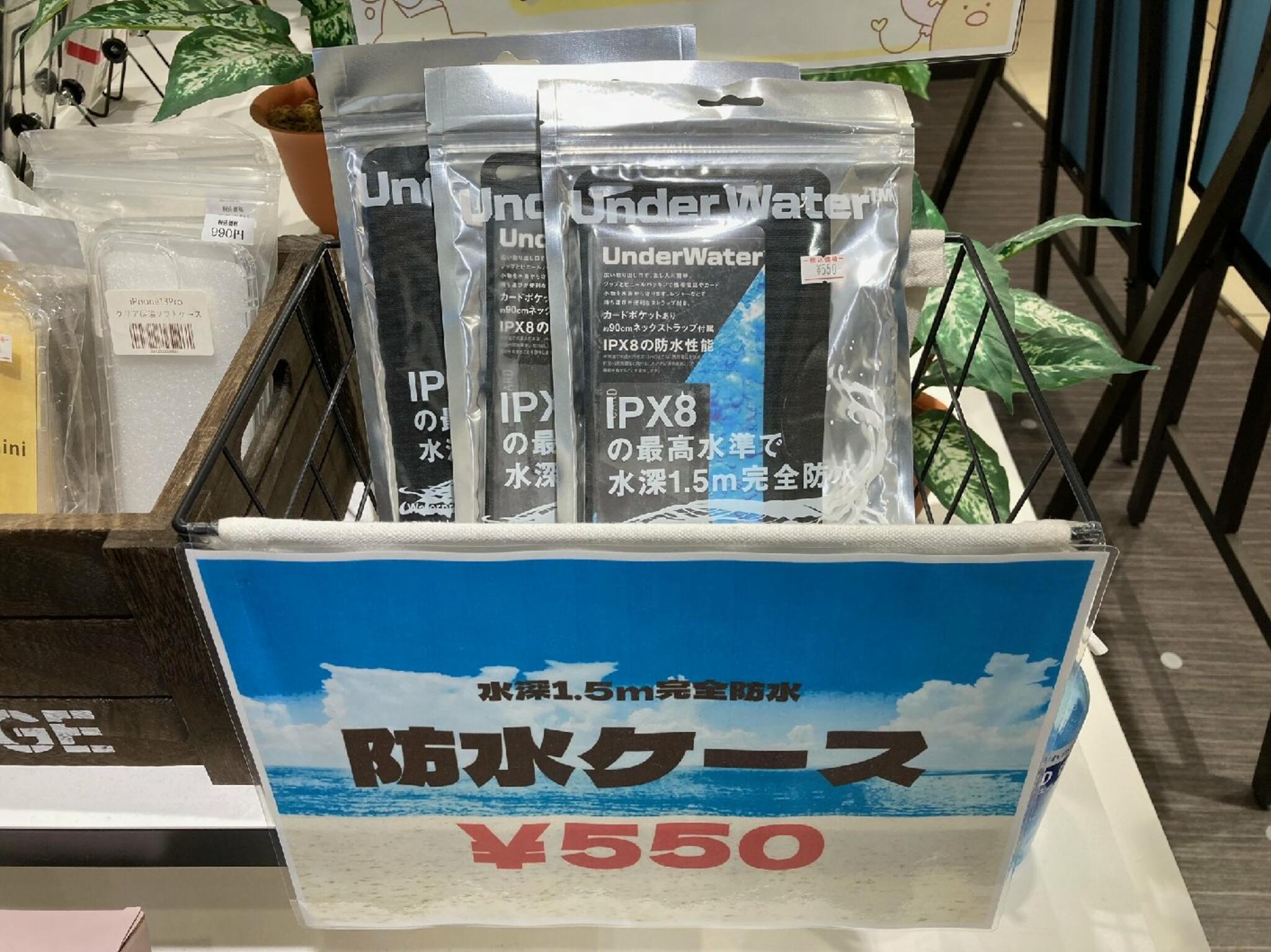 iPhone・iPad・Switch修理店 スマートクール イオンモール広島祇園店からのお知らせ( 水辺 でのスマホの使用は十分注意してください！！ )に関する写真