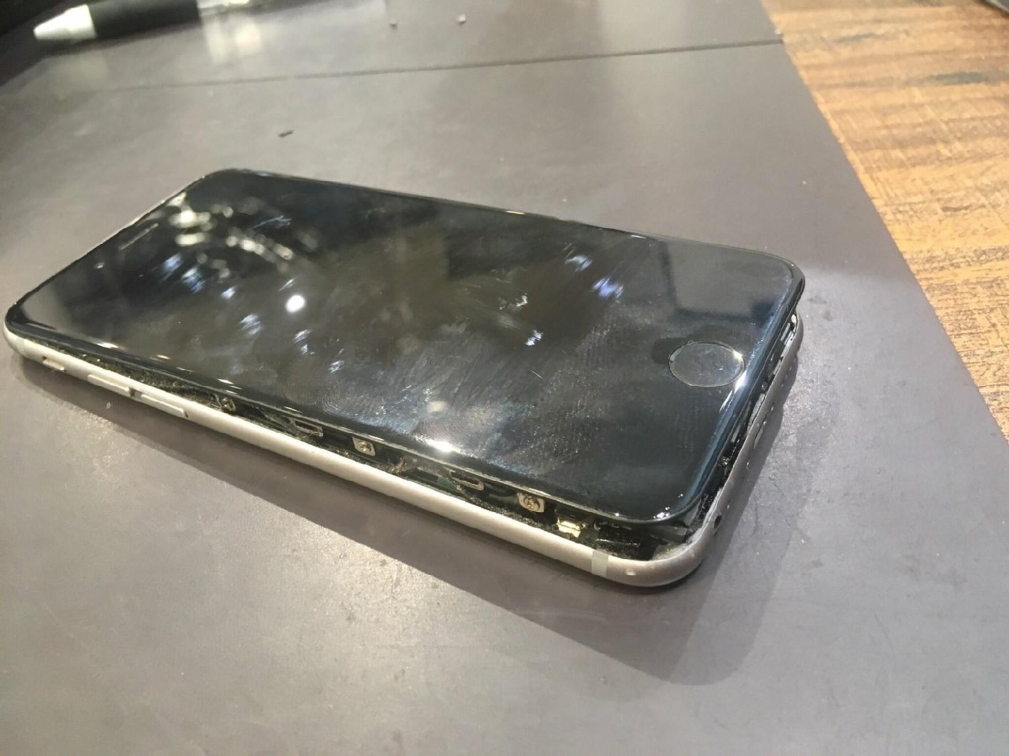 iPhone・iPad・Switch修理店 スマートクール イオンモール広島祇園店からのお知らせ(バッテリーの膨張の放置はやめましょう)に関する写真