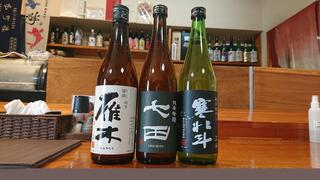しまづ者で提供している豊富な日本酒 (価格 : 660円)