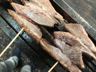 串焼きポン吉で提供している鰹のハランボ（大トロ）串焼き (価格 : 220円)